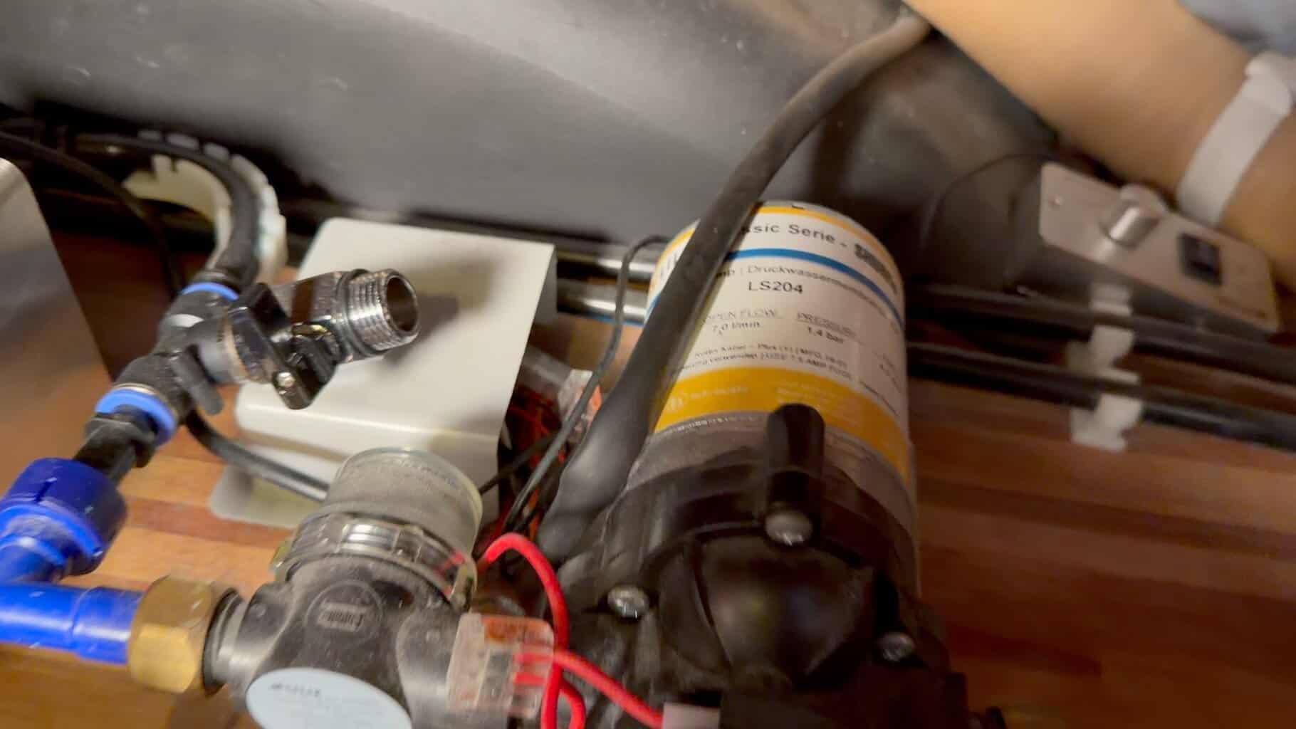 Schritt 5–Wasserpumpe kurz laufen lassen , Schritt 5–Wasserpumpe kurz laufen lassen