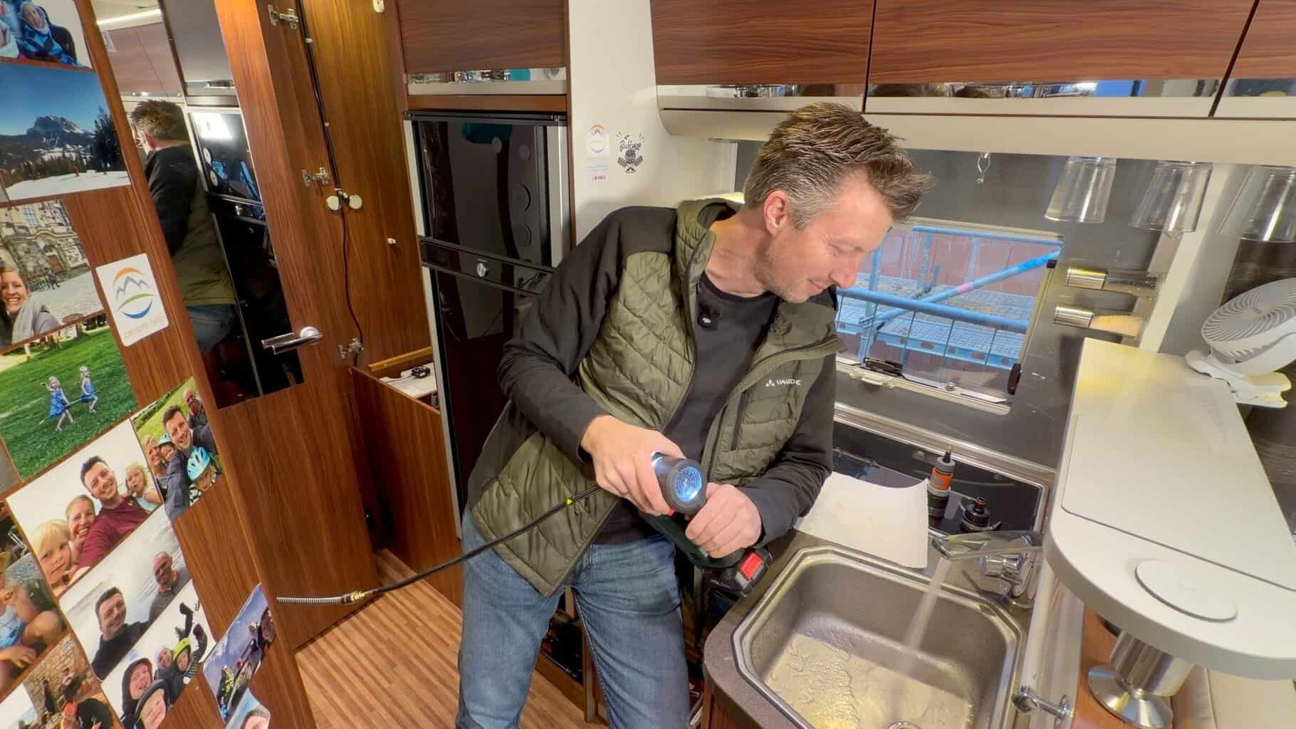 Schritt 9–Mit Kompressor durchblasen , Schritt 9–Mit Kompressor durchblasen