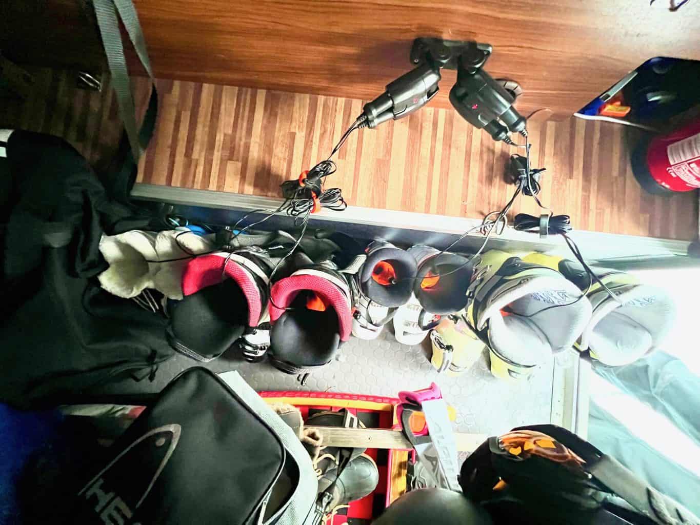 Schuh-Skischuh-Trockner-Alpenheat-12V-in-der-Wohnmobil-Garage