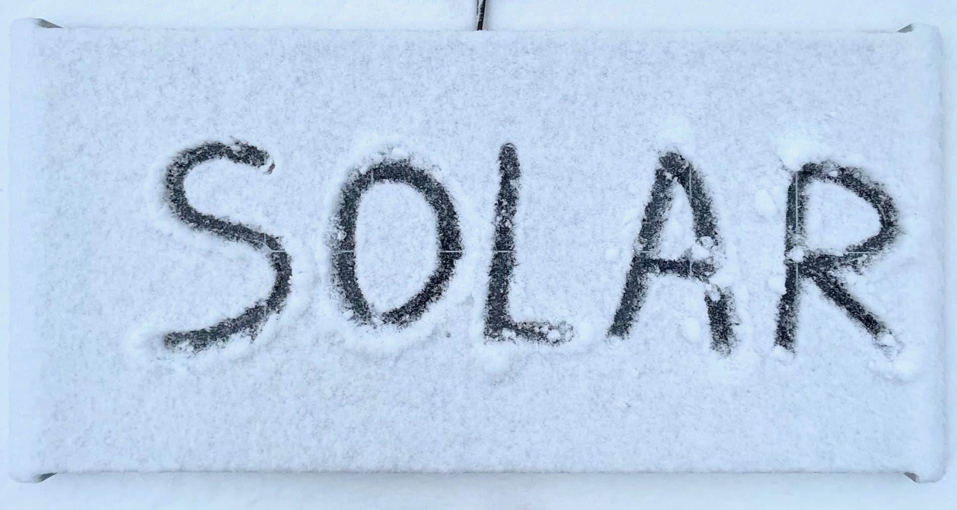 Solaranlage-Wohnmobil-Solarmodule-im-Schnee-geringe-Strom-Leistung-im-Winter
