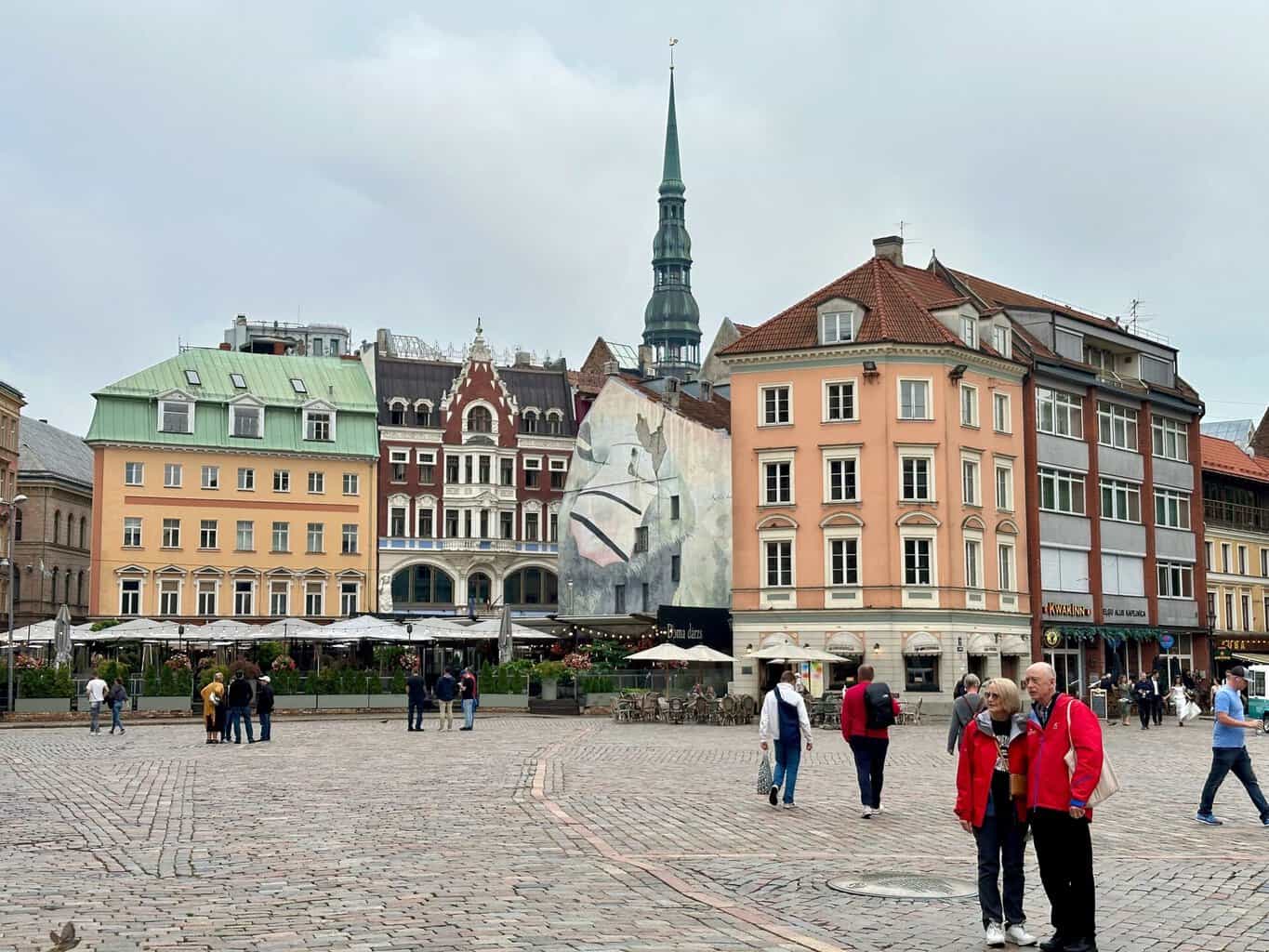 Stadtansicht mit roten Jacken , Stadtansicht mit roten Jacken