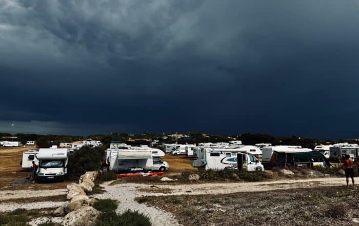 Stellplatz auf Sardinien mit starkem Gewitter im Anmarsch