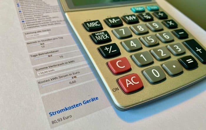 Stromverbrauch-Stromkosten-auf-Camping-Reisen-mit-Watt-Ampere-und-kWh-und-Euro-ermitteln