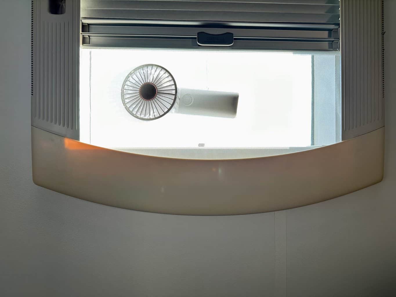 , Tragbarer Mini Ventilator Trick für kühle Luft beim schlafen im Wohnmobil Dachluke