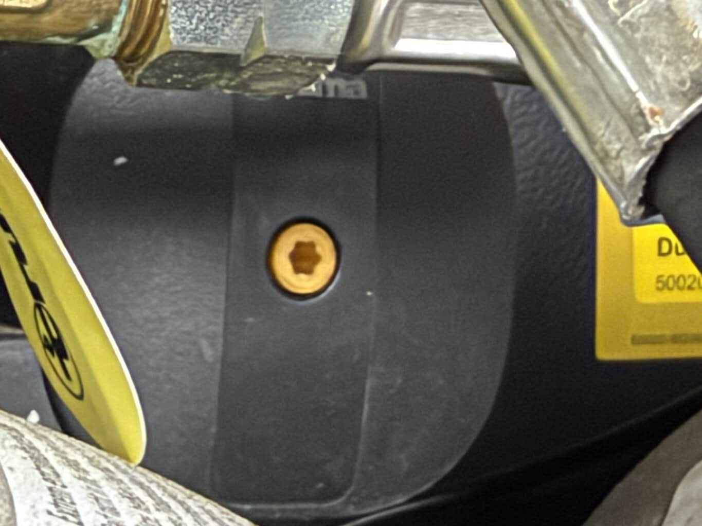 Truma DuoControl Crashsensor gelber Resetknopf Gelber Resetknopf des Crashsensors an einer schwarzen Truma DuoControl, nicht ausgelöst