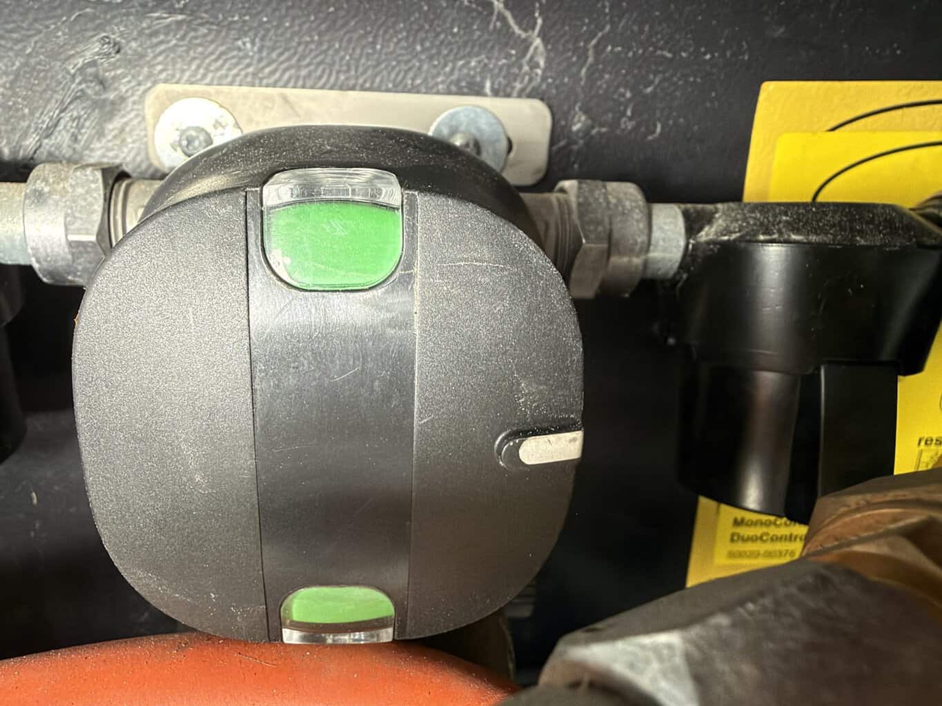 Truma Gasdruckregler Statusanzeige gruen Truma Gasdruckregler im Gaskasten mit grünen Statusfenstern oben und unten