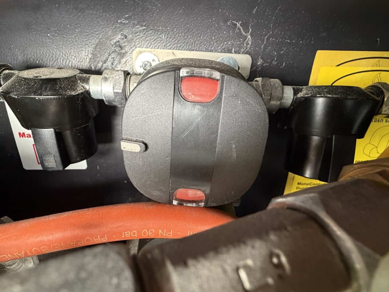 Truma Gasdruckregler Statusanzeige rot Truma Gasdruckregler im Gaskasten mit roten Statusfenstern oben und unten