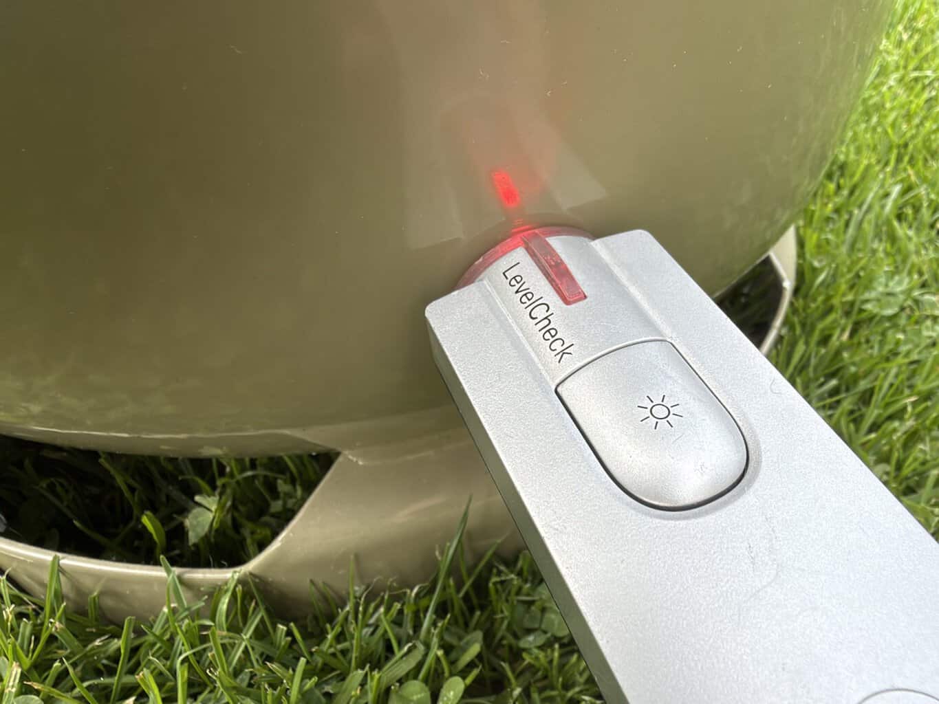 Truma LevelCheck an der Gasflasche Truma LevelCheck an der Außenwand einer grauen Gasflasche, das rote Licht zeigt die Messstelle