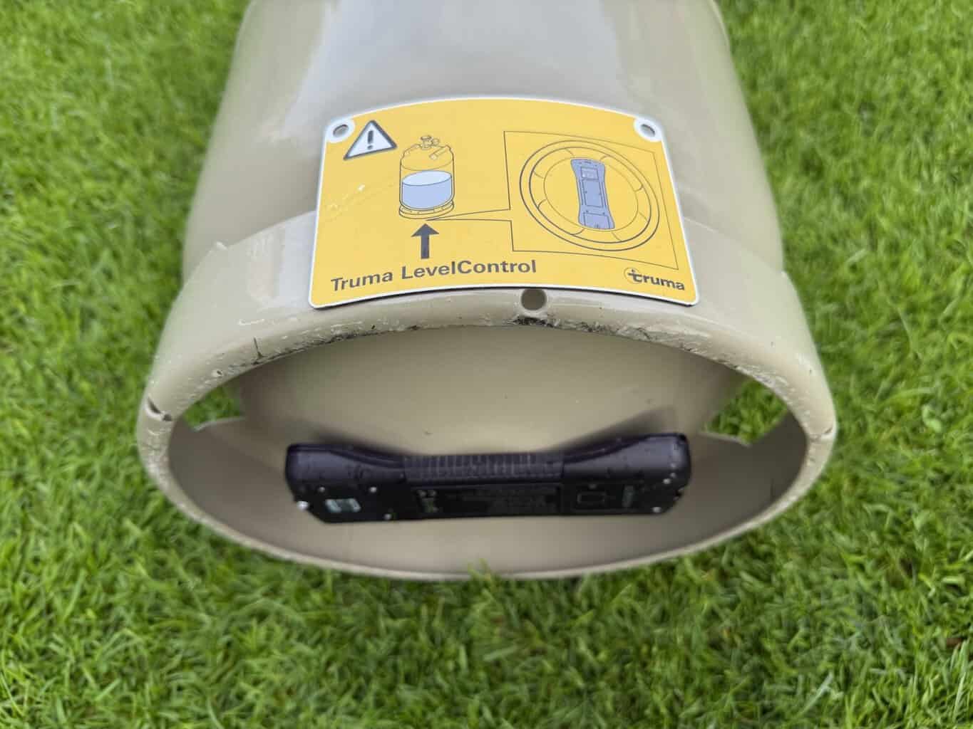 Truma LevelControl Sensor unter der Gasflasche Truma LevelControl Sensor unter einer grauen Gasflasche mit gelbem Hinweisaufkleber