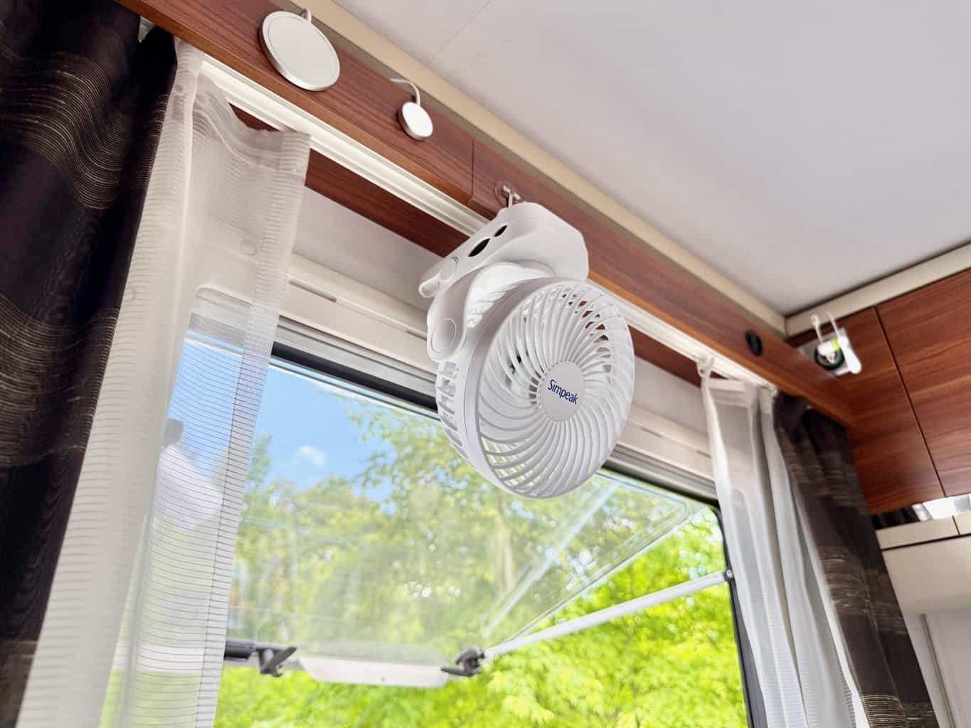 Ventilator Camping Simpeak im Wohnmobil am Fenster , Ventilator Camping Simpeak im Wohnmobil am Fenster