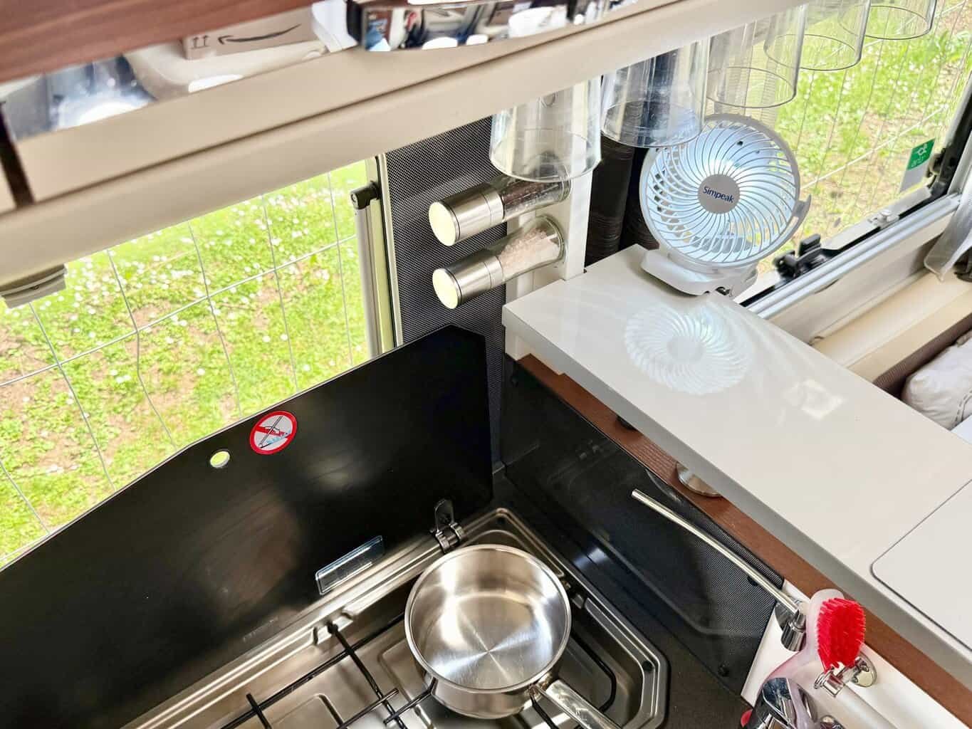 Ventilator Camping Simpeak im Wohnmobil in der Küche , Ventilator Camping Simpeak im Wohnmobil in der Küche