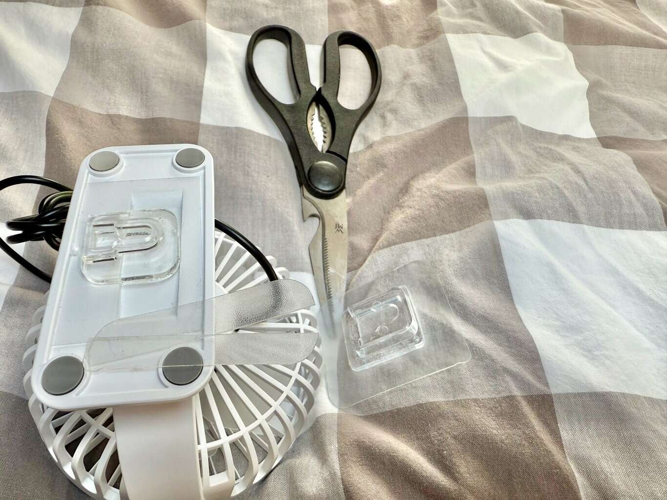 Ventilator Camping Tripole Klebehaken anbringen , Ventilator Camping Tripole Klebehaken anbringen