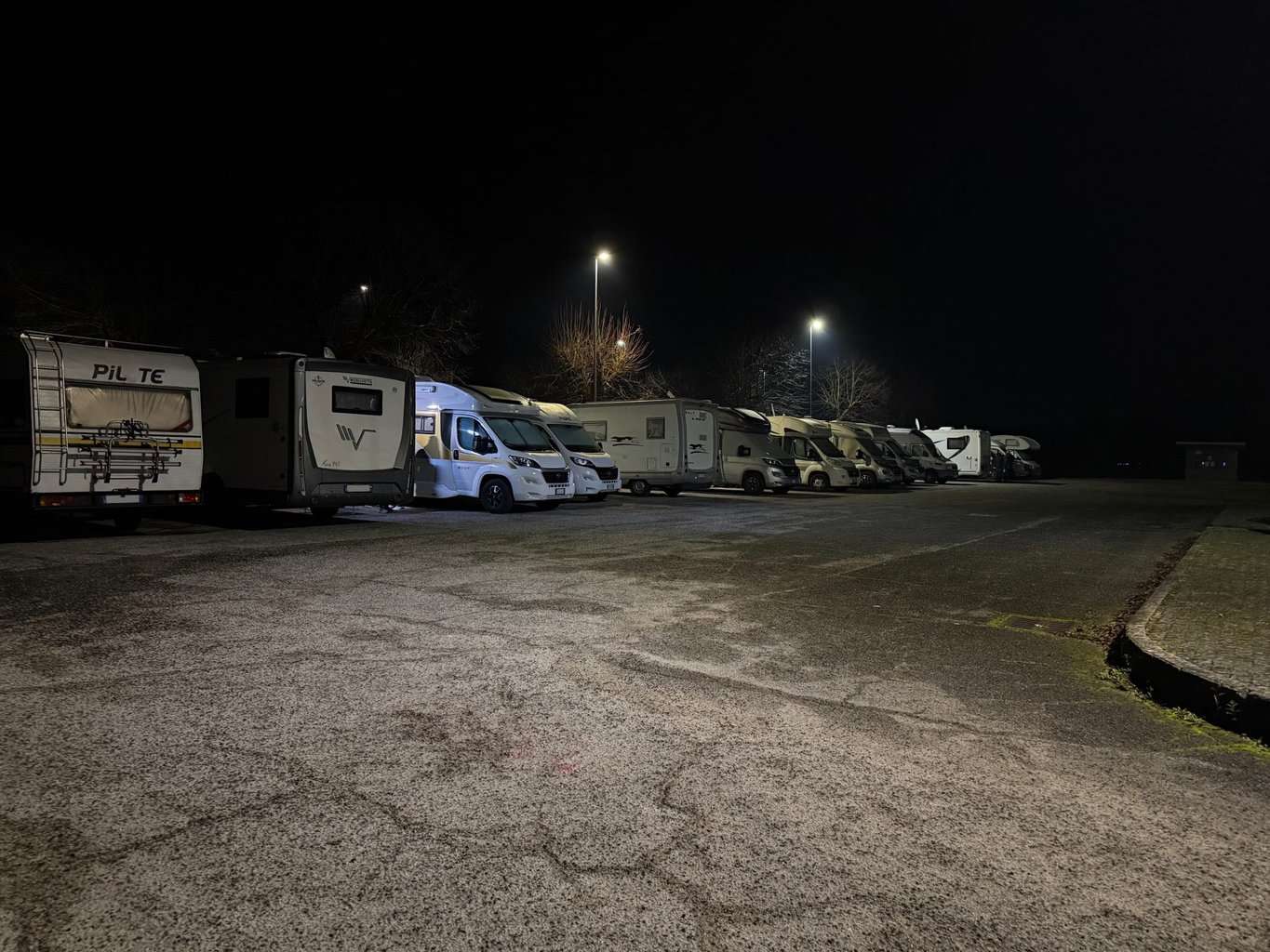 , Voller Parkplatz mit Campern