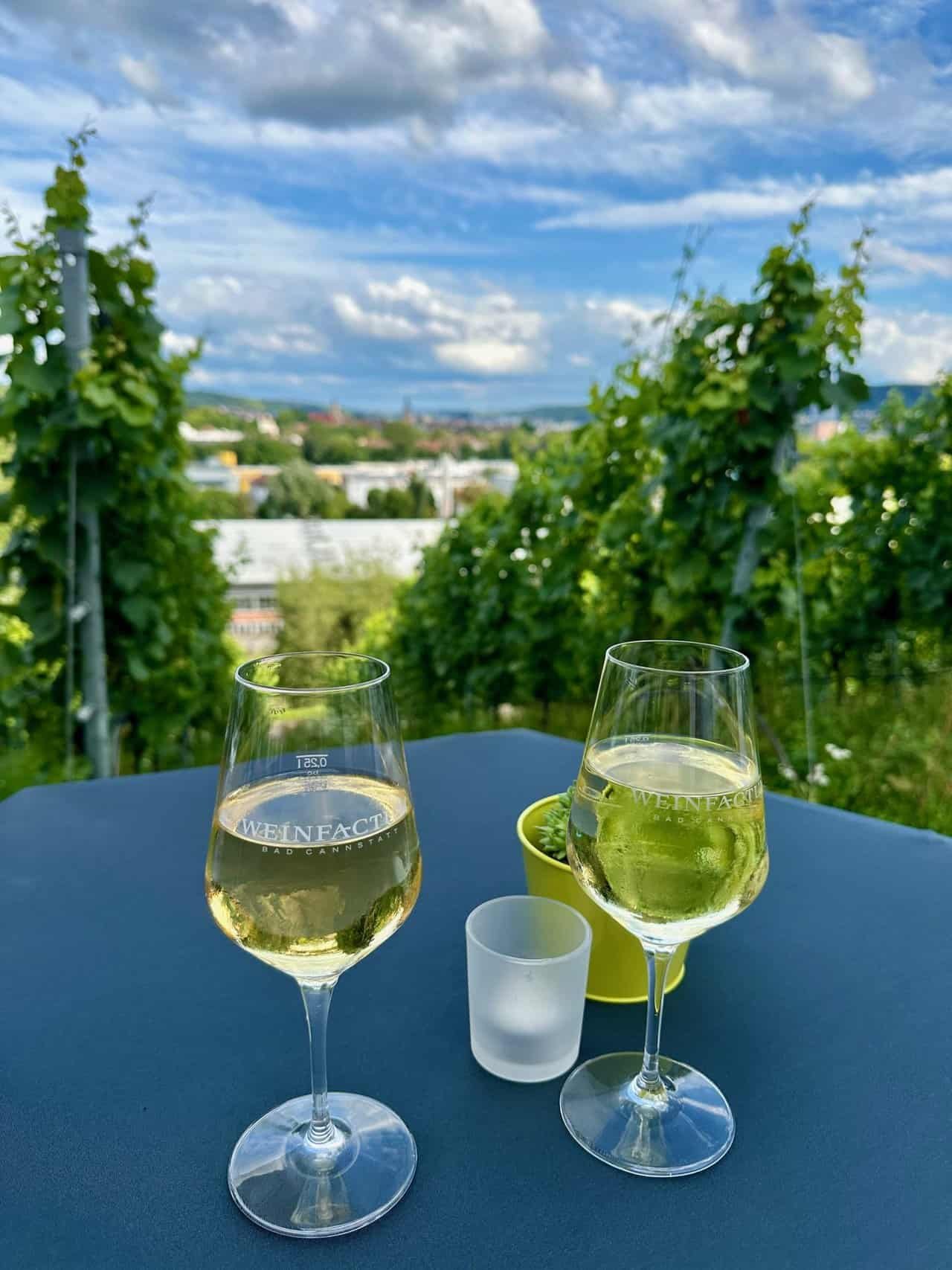 Weinglaeser mit unscharfem Hintergrund , Weinglaeser mit unscharfem Hintergrund