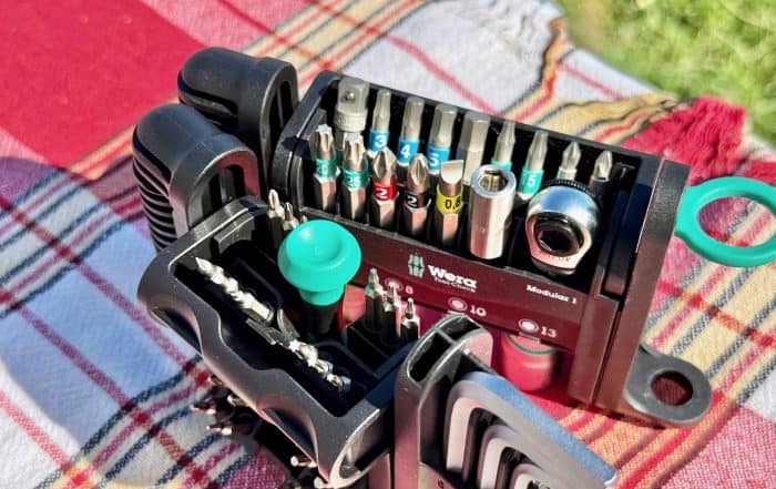 Das Wera Tool-Check Modular geöffnet: Bits mit farbigen Nummern, Nüsse und ein grüner Schraubgriff