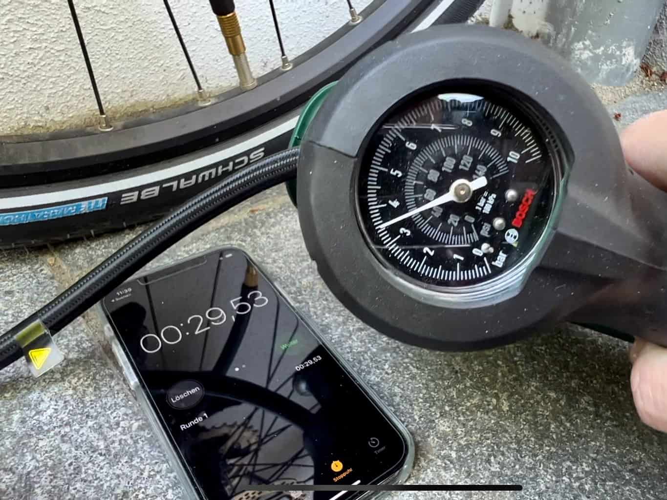 , Werkzeugkasten Bosch Univeral Pump Fahrradreifen aufpumpfen Zeit 1 Minute 51 Sekunden