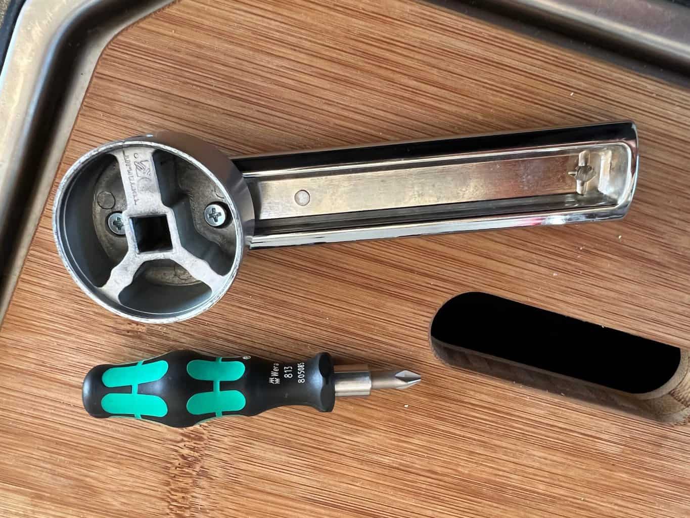 Werkzeugkasten abgefallener Badtürklinke Werkzeugkasten abgefallener Badtürklinke
