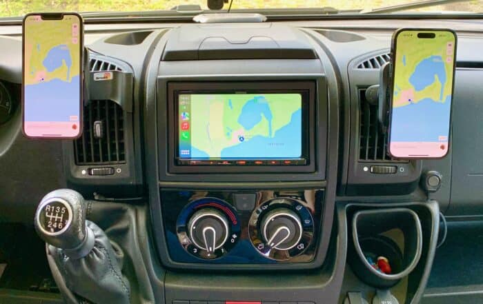 , Wohnmobil 2 ESR Handyhalter Ladegerate mit Brodit Kugelkopf auf Brodithalterung 853876 ProClip und Lueftungsgitter Clip