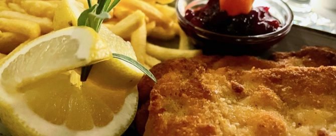 Wohnmobil-Dinner-Essen-im-mobilen-Restaurant-DER-HUFNAGEL-knuspriges-Schnitzel-Pommes-Preiselbeeren