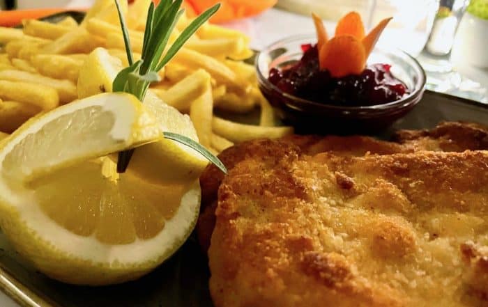 Wohnmobil-Dinner-Essen-im-mobilen-Restaurant-DER-HUFNAGEL-knuspriges-Schnitzel-Pommes-Preiselbeeren