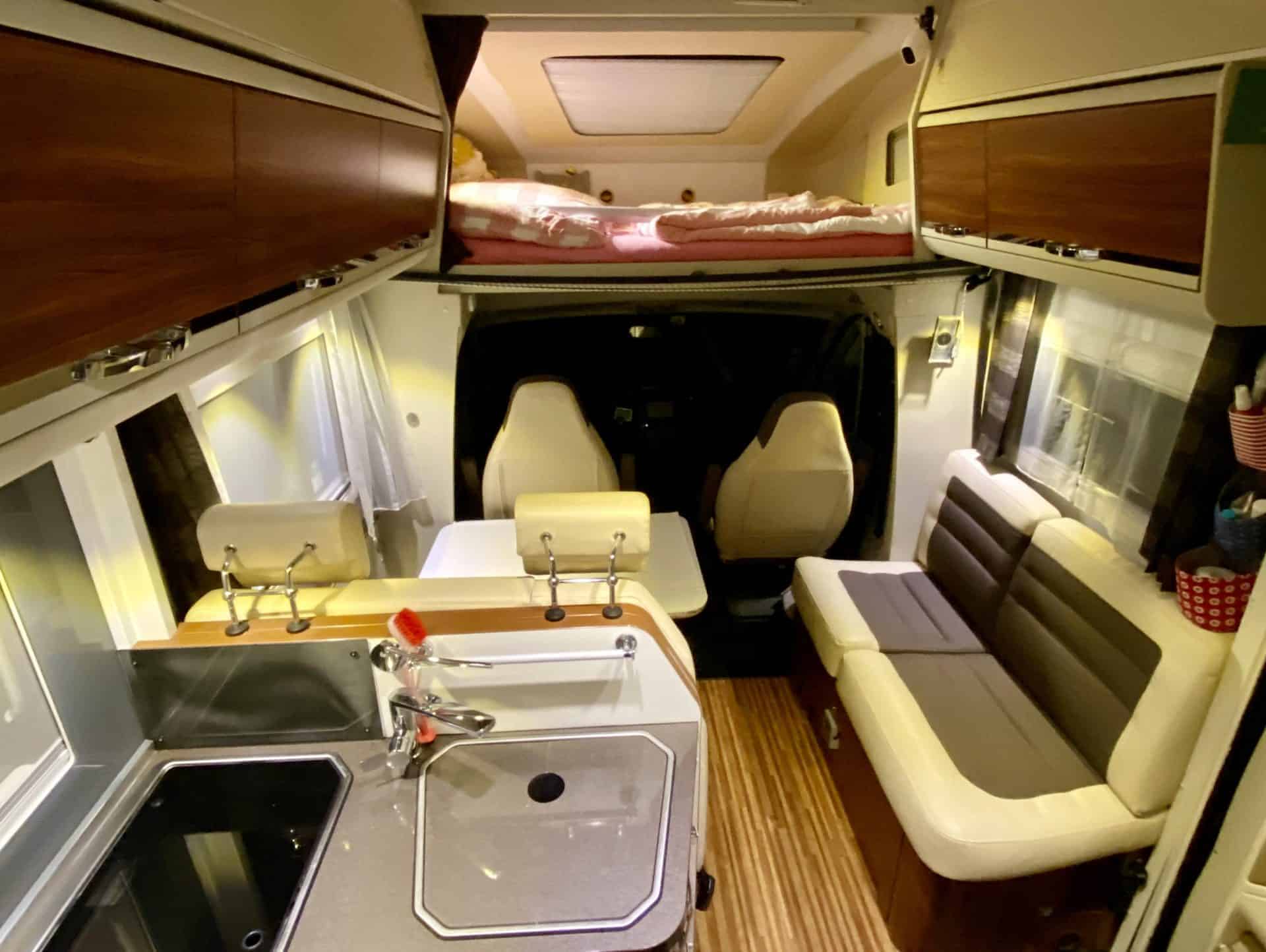 Wohnmobil_Adria_Coral_XL_Wohnraum_Alkoven