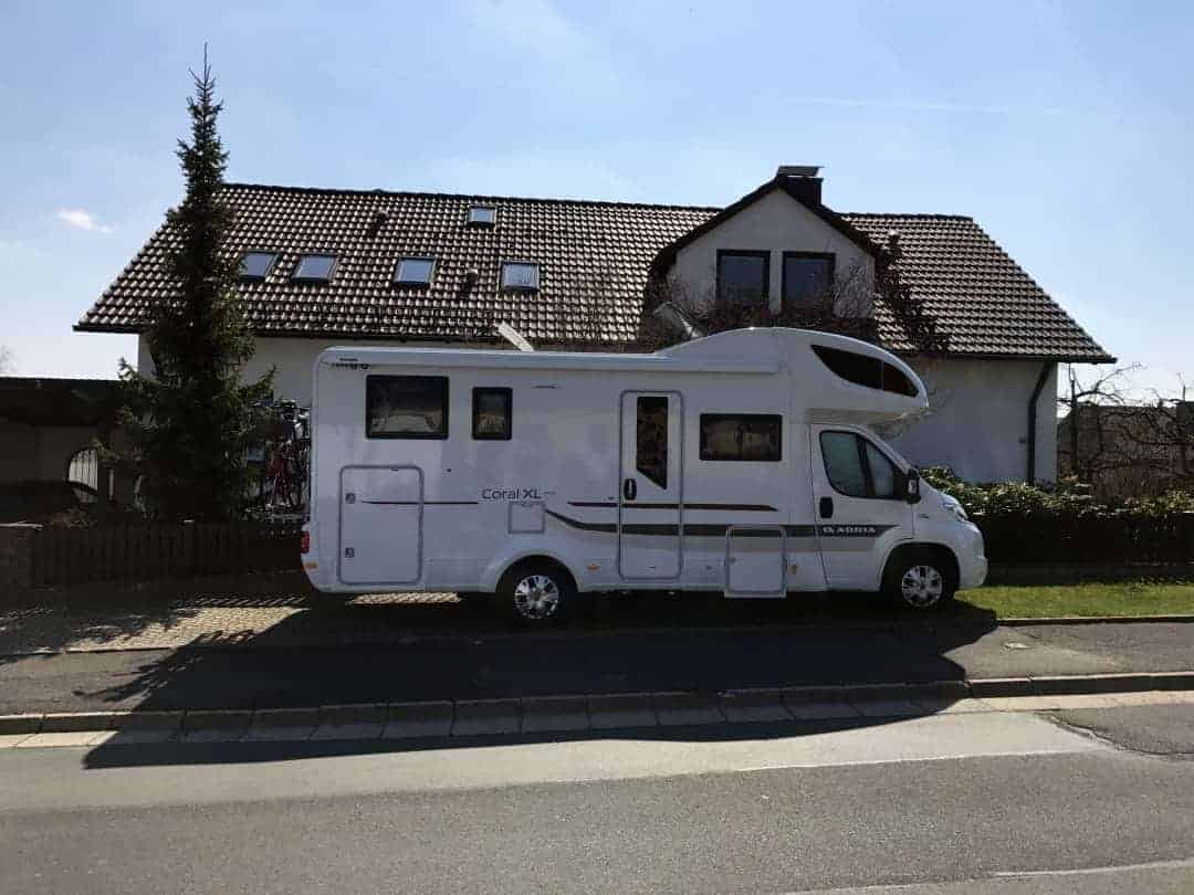 Wohnmobil steht zum Übernachten auf einem privaten Grundstück bei Freunden
