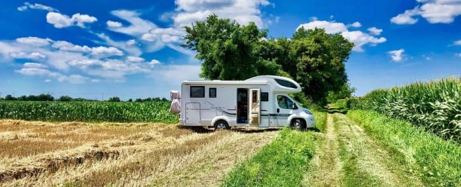 Wohnmobil_im_Feld_Slider_neu