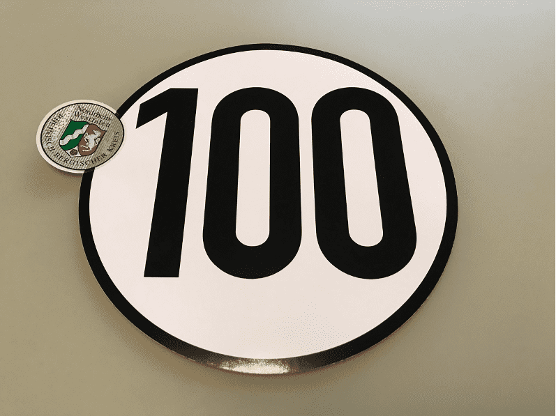 Wohnwagen-100-100er-Zulassung-Bild-Plakette