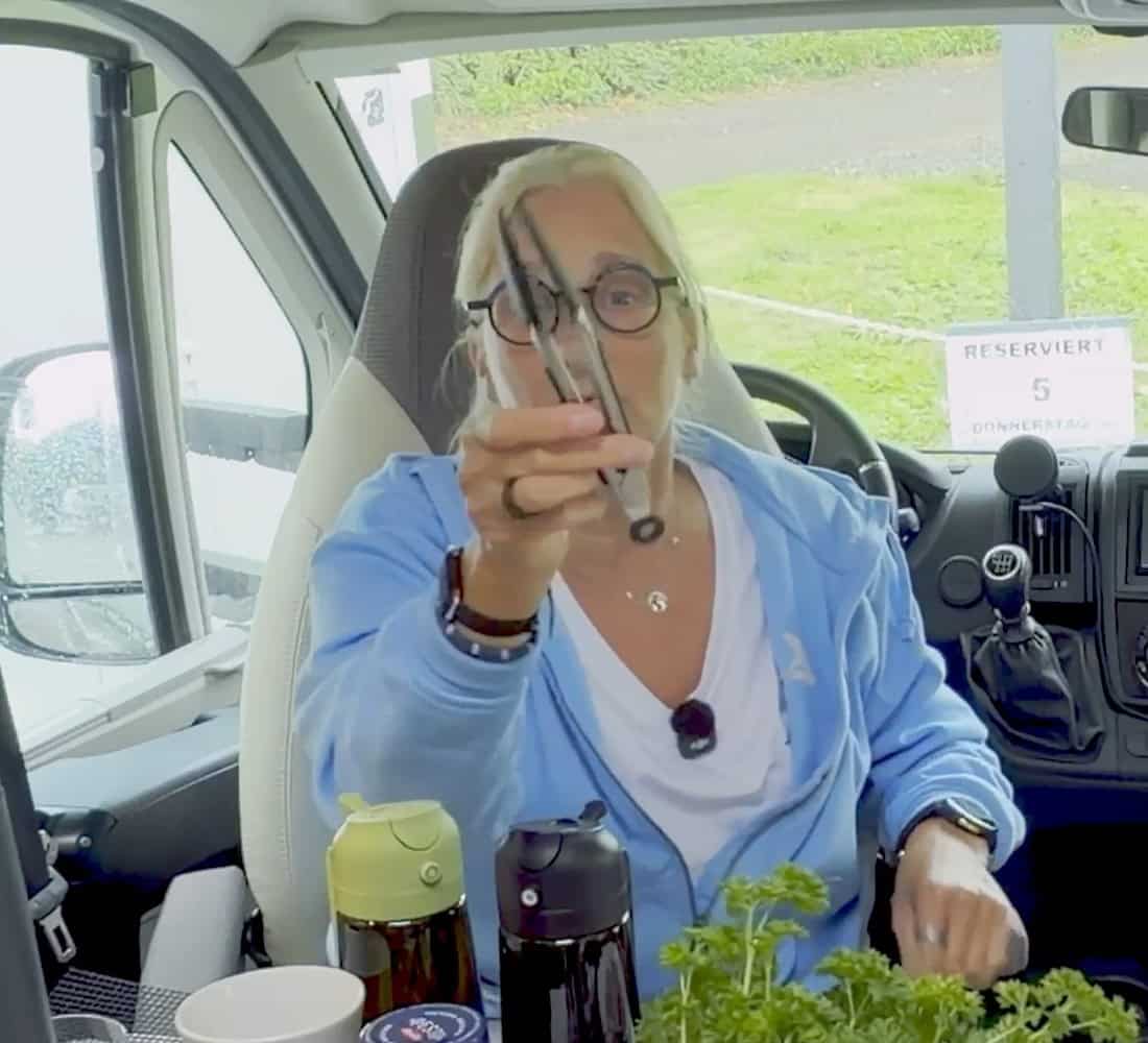 anke-zeigt-zange-fuer-den-airfryer Anke von Frag Mom! hält im Wohnmobil eine Küchenzange hoch