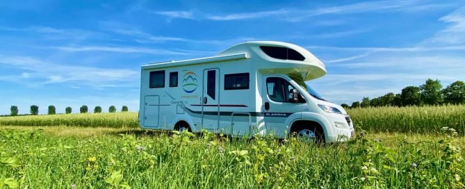camper-help-wohnmobil-feld-blumenwiese-schönes-wetter2