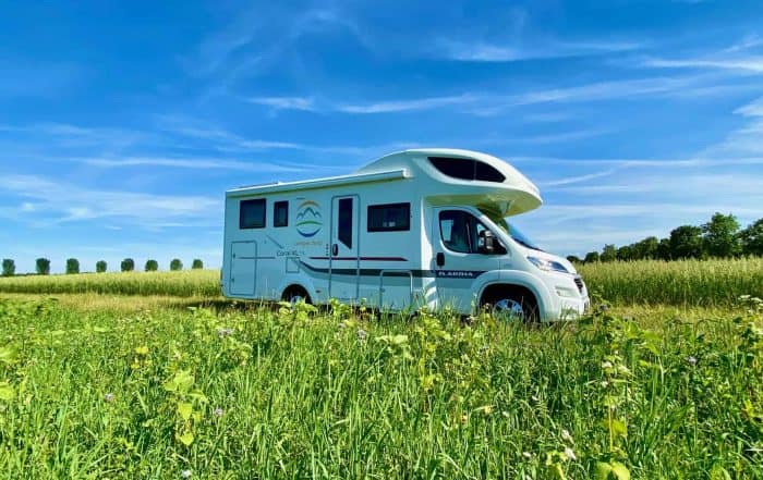 camper-help-wohnmobil-feld-blumenwiese-schönes-wetter2