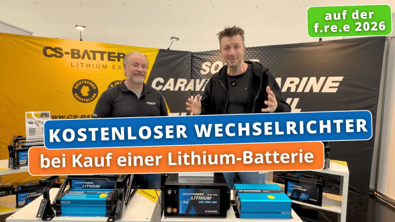 cs batteries 1280 720 Zwei Männer am Messestand von CS-Batteries auf der f.re.e 2026, davor mehrere Lithium-Batterien