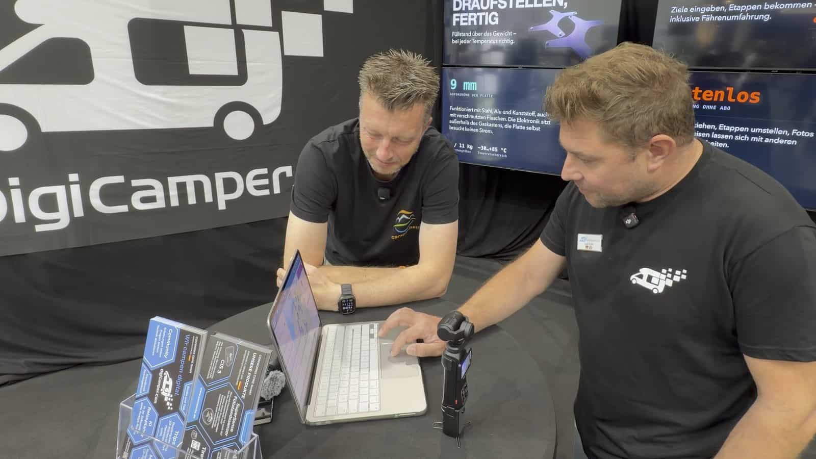 digicamper josef stuffer comworks im gespraech Josef Stuffer zeigt am Laptop die DigiCamper-App