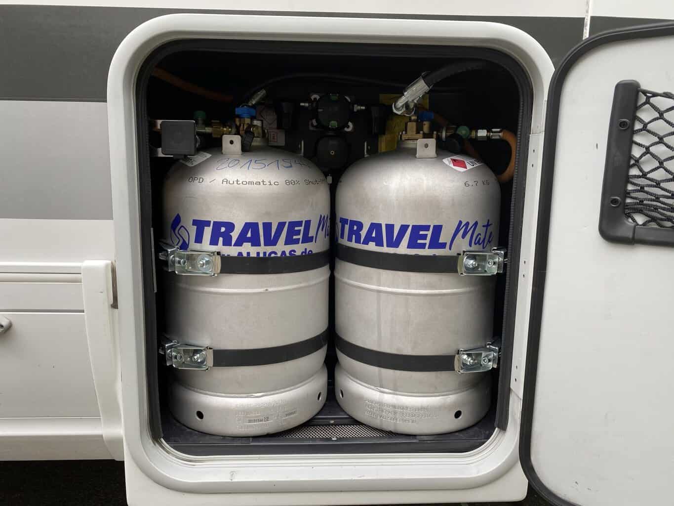 Geöffneter Gaskasten eines Wohnmobils mit 2 Alugas-Tankflaschen Travel Mate, jede mit 2 Spannbändern befestigt