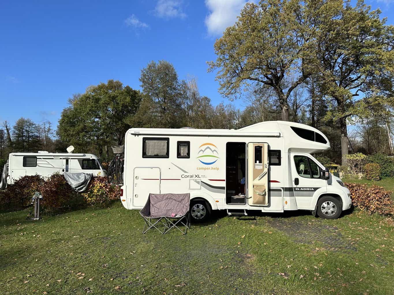 Wohnmobil auf einem fast leeren Campingplatz in Brandenburg im Herbst