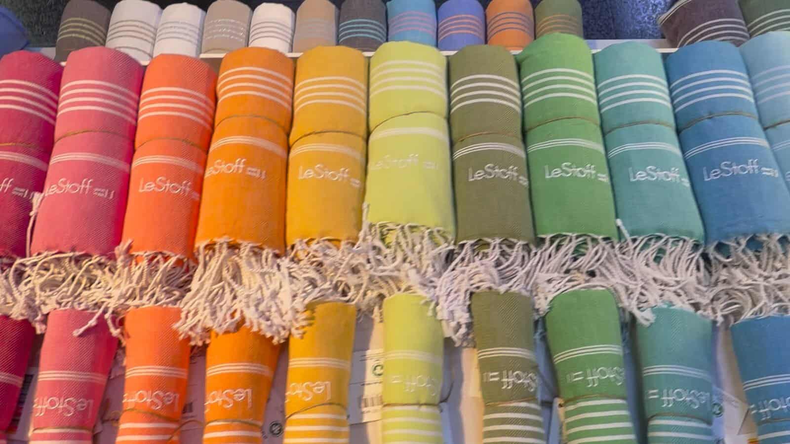lestoff hamamtuecher farben Reihen gerollter LeStoff-Hamamtücher in vielen Farben auf dem Messestand