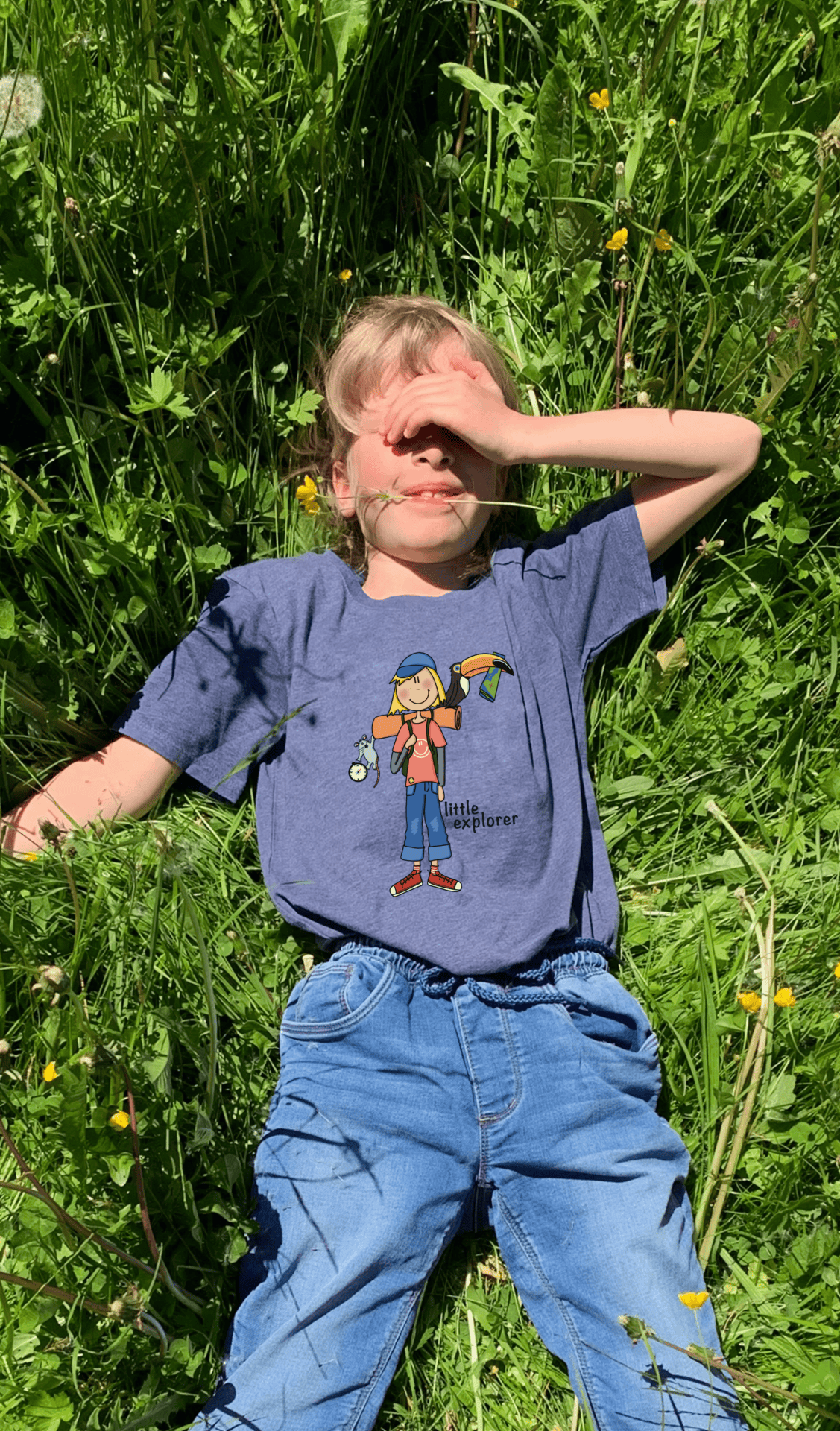 Junge im dunklen T-Shirt mit dem Motiv Little Explorer