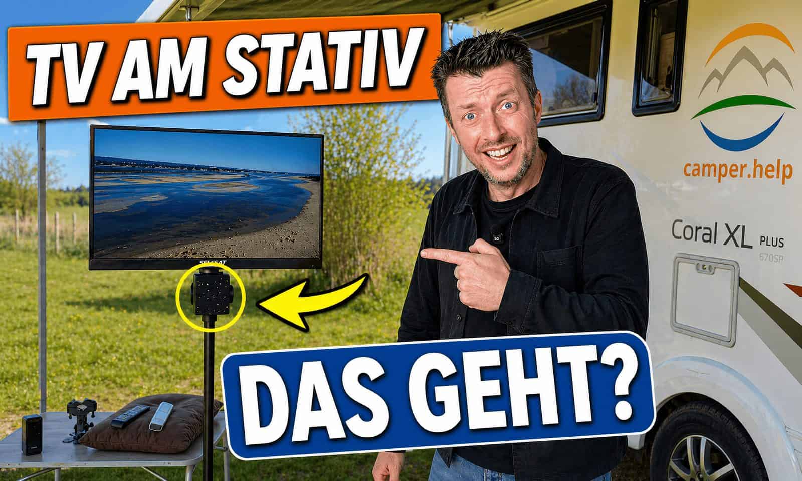 open air tv 1200×720 3 Flo vor dem Wohnmobil Coral XL Plus zeigt auf den Camping-Fernseher, der auf einem Stativ unter der Markise steht