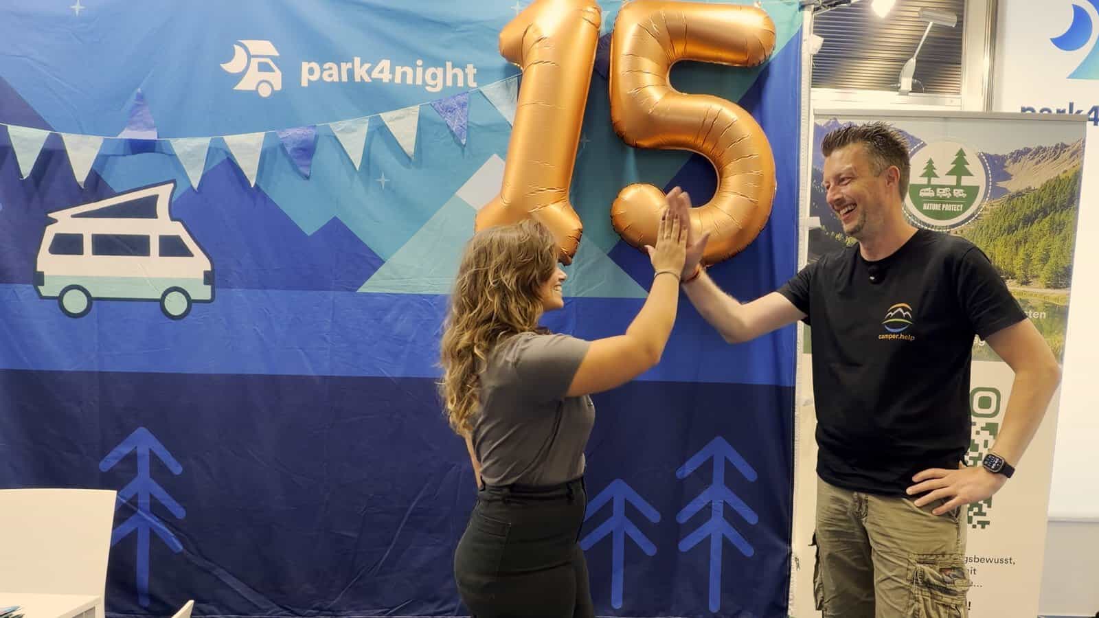 Merle Aulbach und Flo klatschen sich am park4night-Stand ab Merle Aulbach und Flo klatschen sich am park4night-Stand ab