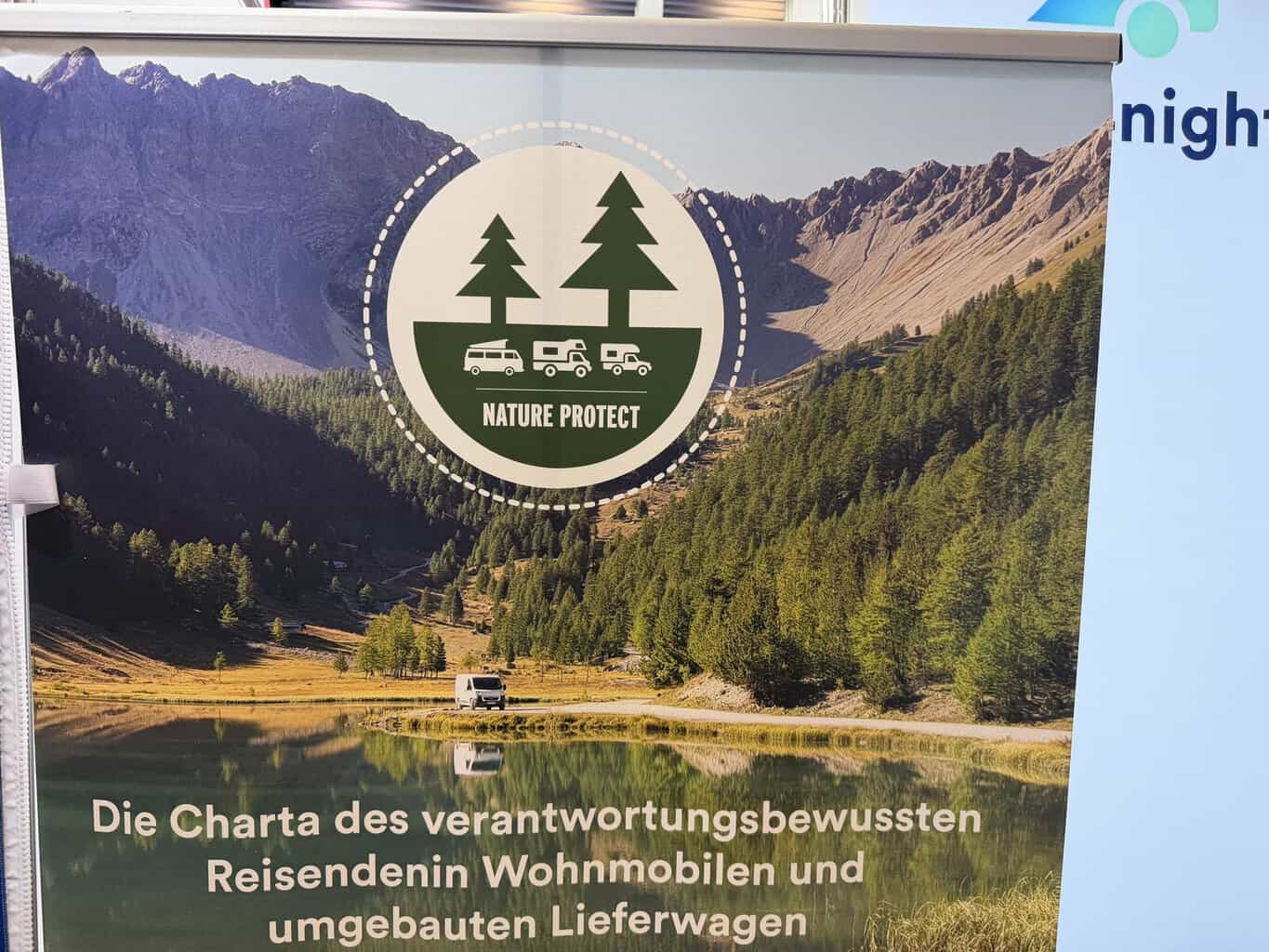Die Charta des verantwortungsbewussten Reisenden am park4night-Stand mit dem Nature-Protec Die Charta des verantwortungsbewussten Reisenden am park4night-Stand mit dem Nature-Protect-Logo