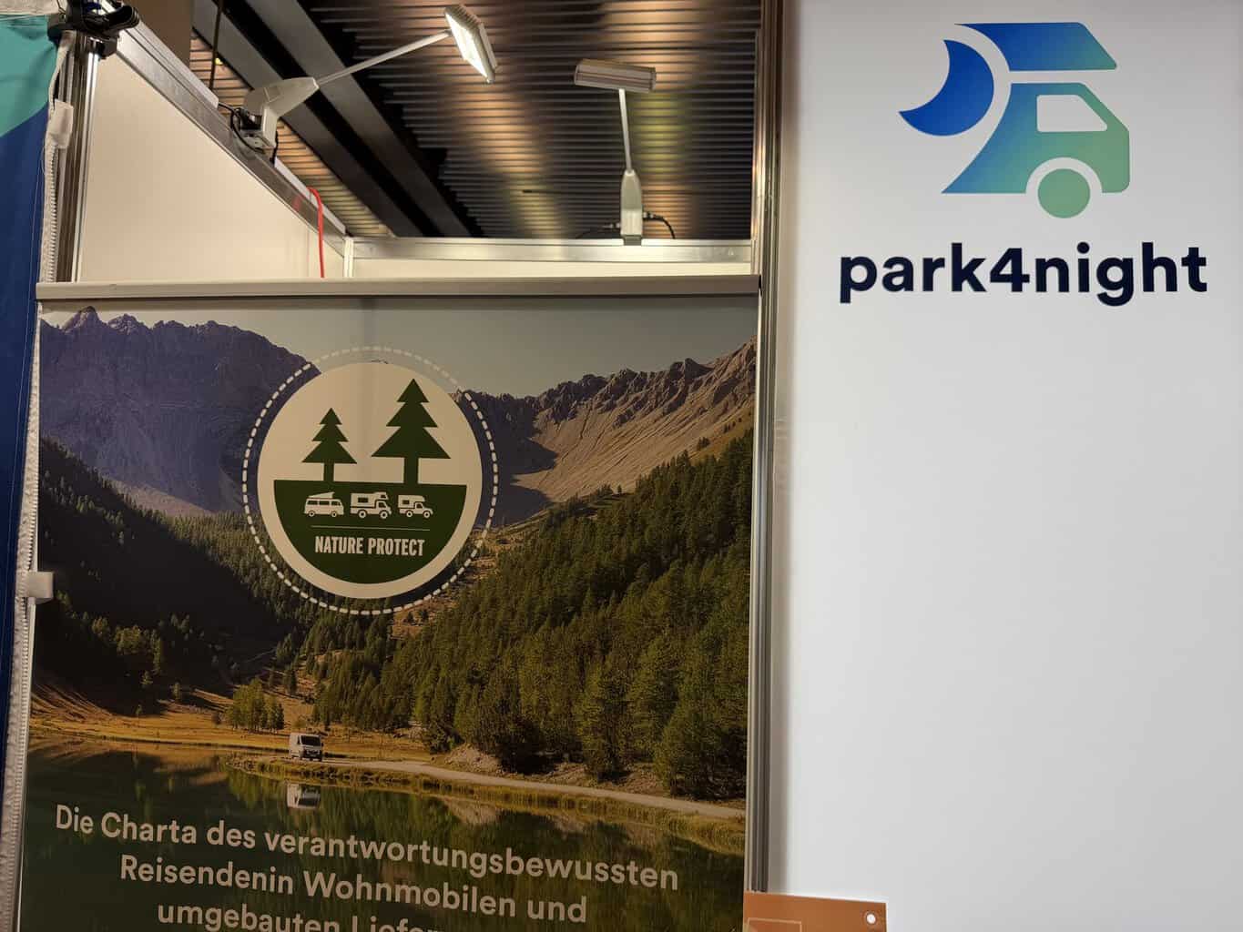 Der park4night-Stand auf dem Caravan Salon 2026 mit goldenen 15er-Luftballons Der park4night-Stand auf dem Caravan Salon 2026 mit goldenen 15er-Luftballons