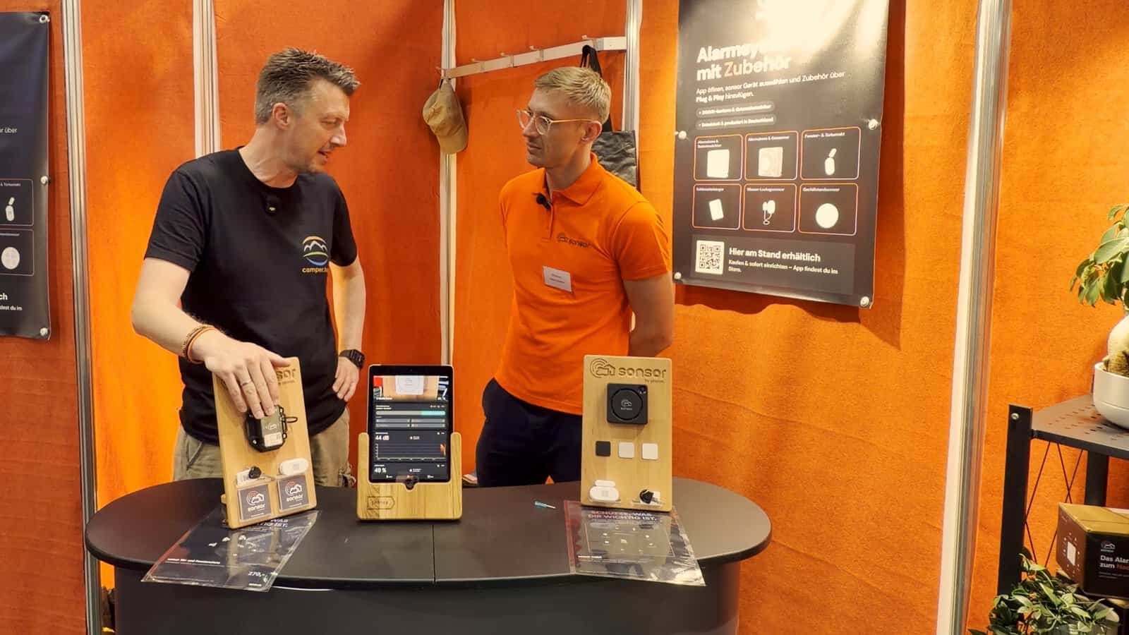 sonsor Hub und sonsor mobil am pironex Messestand Der sonsor Hub und der mobile sonsor nebeneinander auf dem Messetisch am pironex-Stand