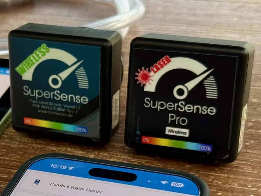 SuperSense Pro und SuperSense Pro Laser nebeneinander, dahinter der Messschlauch