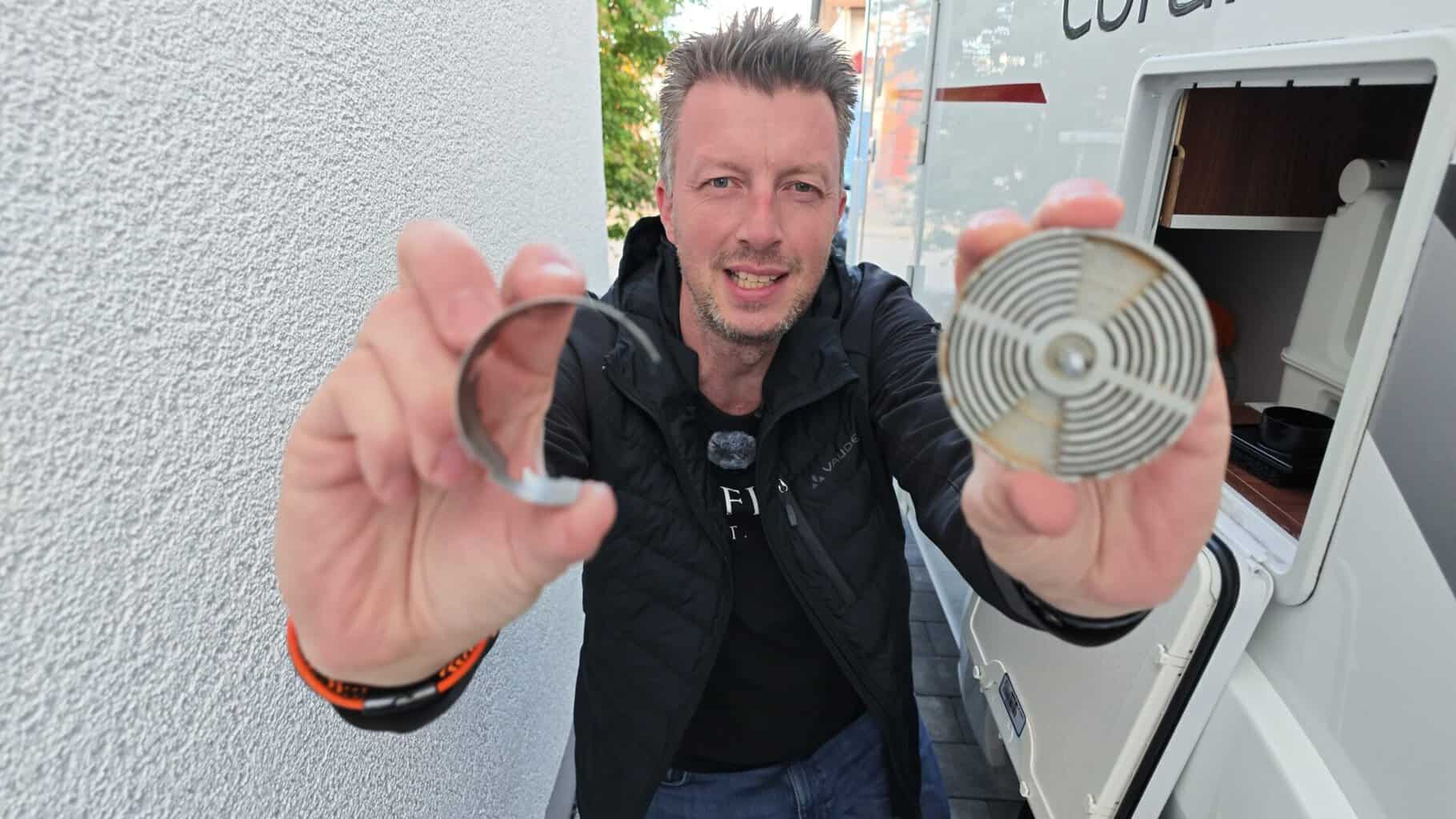Flo zeigt den 51-mm-Ring und die Aufnahme seiner Lochsäge vor der offenen Service-Klappe